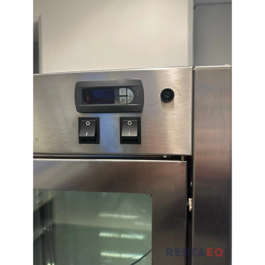 Kakkuvitriini pyörivällä jalustalla - RestaEQ