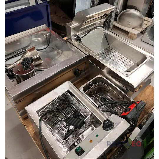 Myyntikioski myyntitiskillä aukeavalla etuseinällä