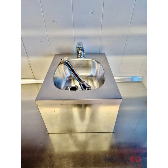 RST - pöytä pinta - altaalla ja automaattihanalla 2000