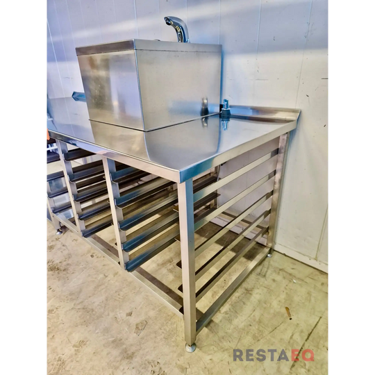 RST - pöytä pinta - altaalla ja automaattihanalla 2000