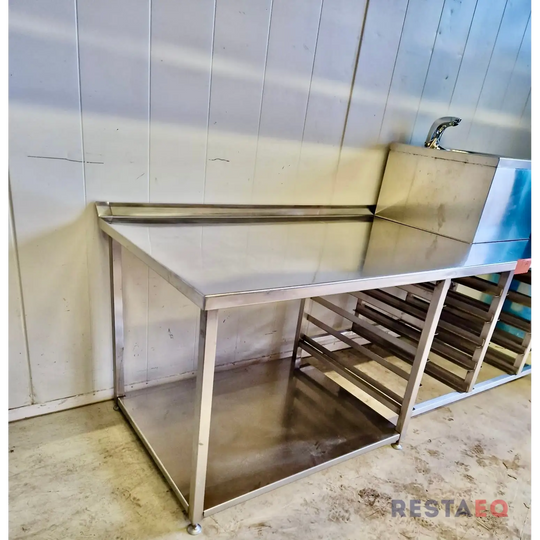 RST - pöytä pinta - altaalla ja automaattihanalla 2000