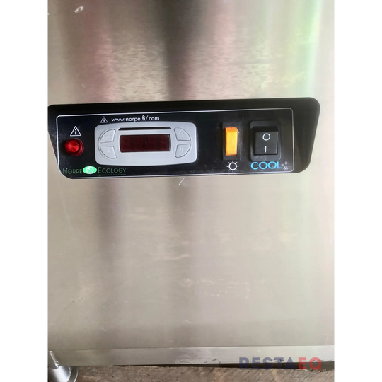 Vankkarakenteinen vitriini/lasikko Norpe 900 palvelumalli -