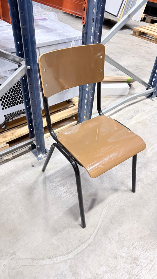 Tuoli ruskea kiiltävällä viilupinnalla