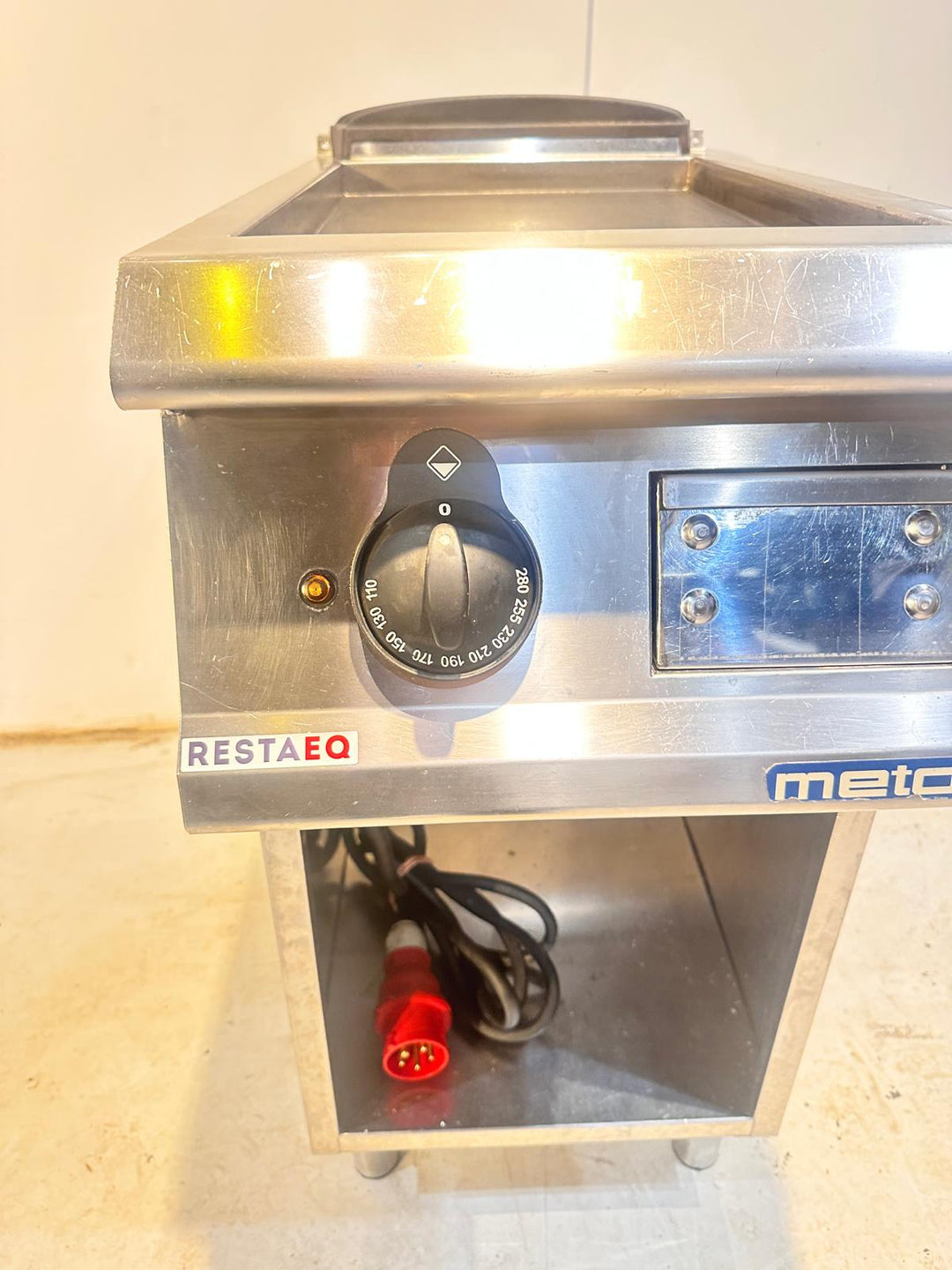 Parila jalustalla Metos 400