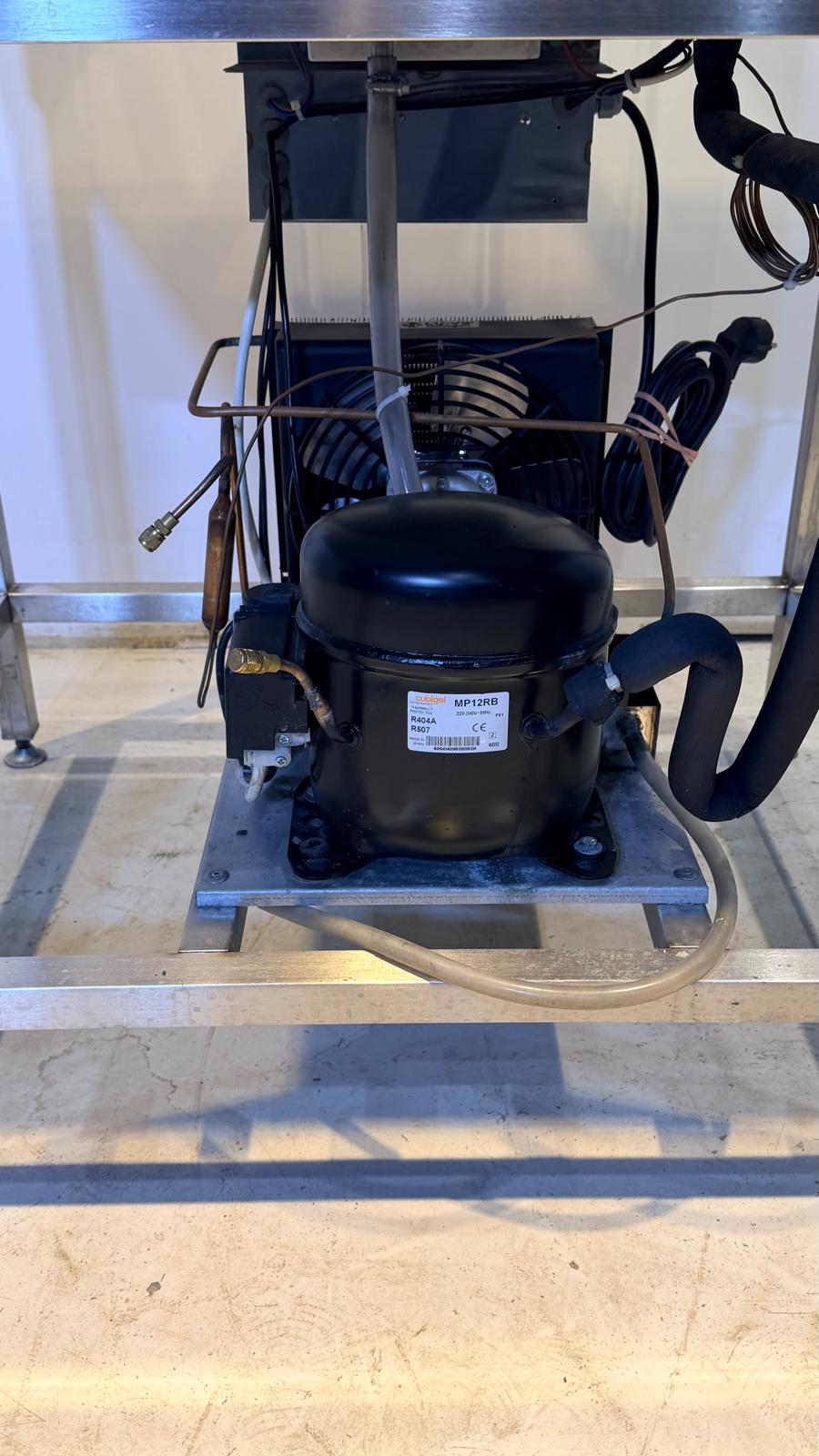 Vitriini itsepalvelumalli 800