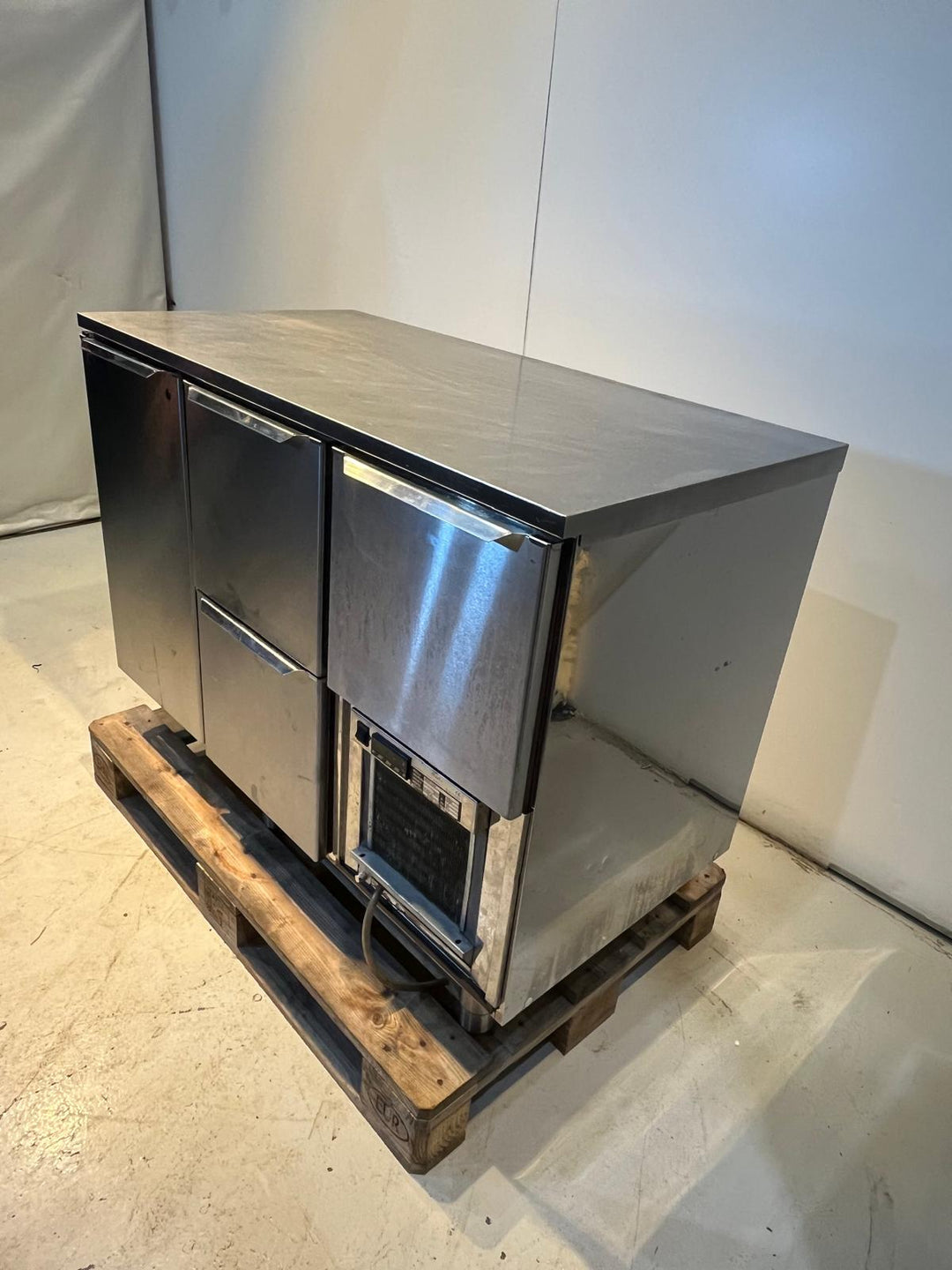 Bistro vetolaatikosto kaapilla 1200
