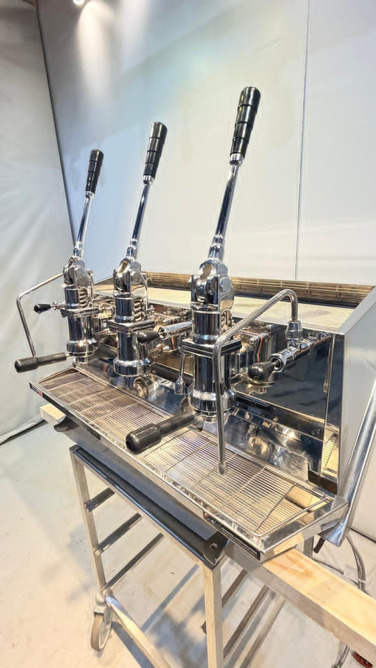 Aito Vostok espresso kahvikone kolmella kahvalla