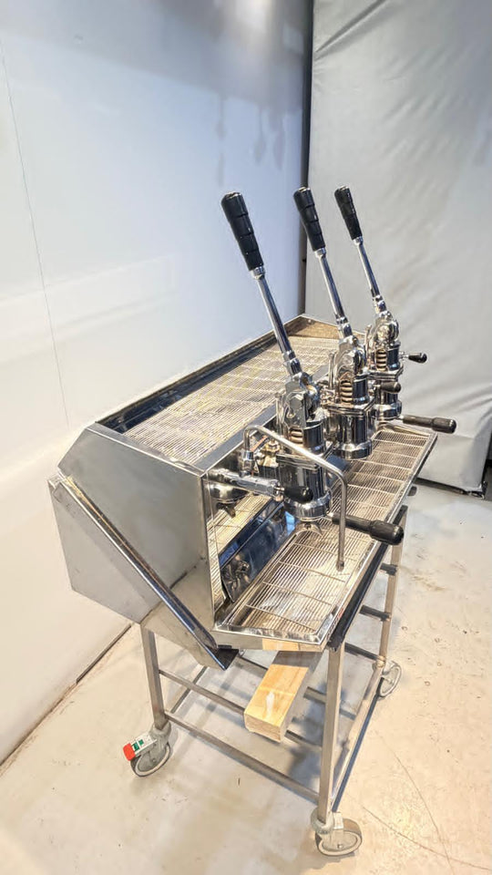 Aito Vostok espresso kahvikone kolmella kahvalla