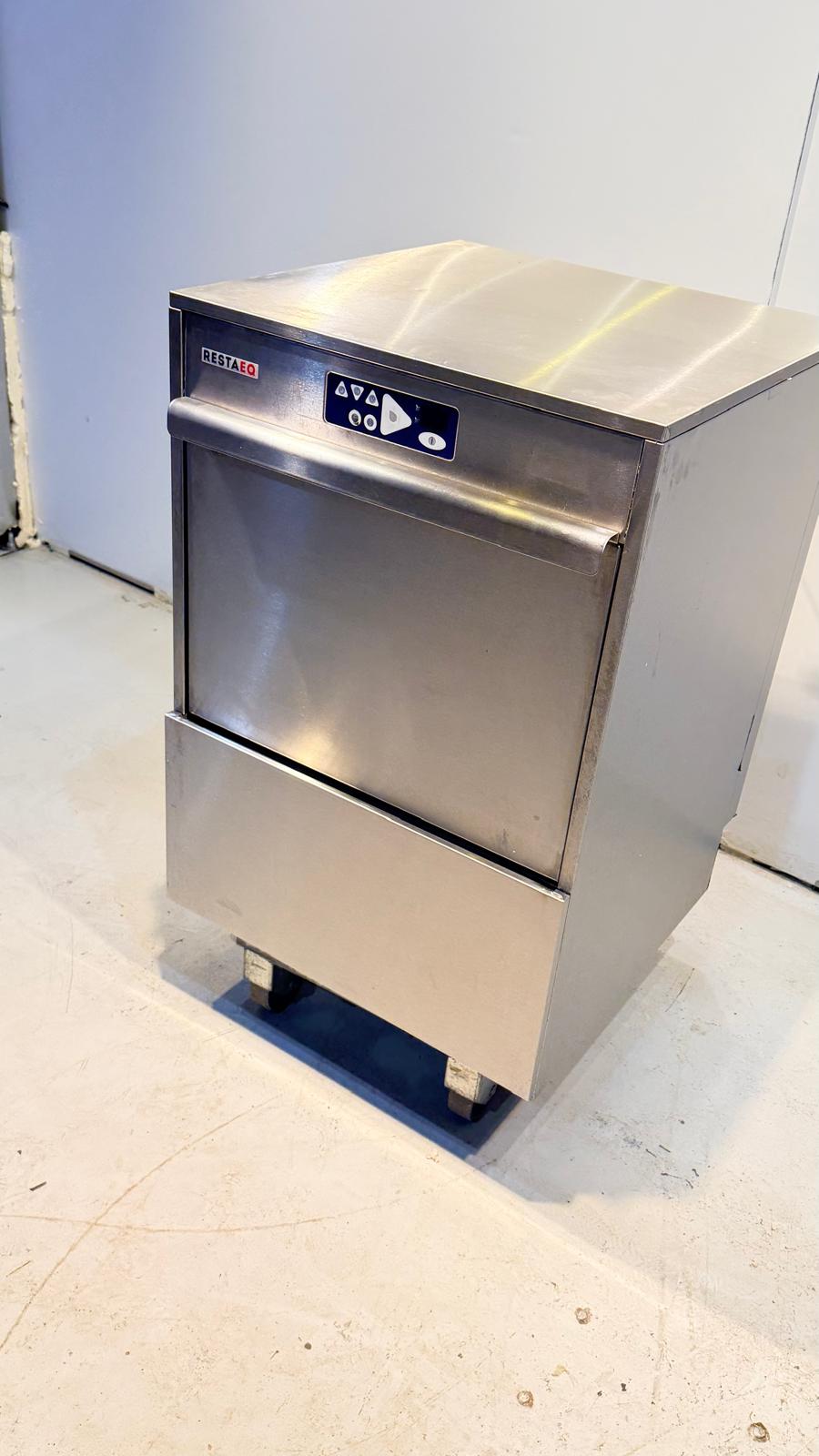 Luukkuastianpesukone Adler 50E