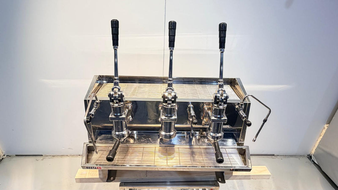 Aito Vostok espresso kahvikone kolmella kahvalla