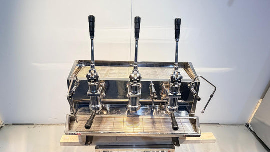 Aito Vostok espresso kahvikone kolmella kahvalla
