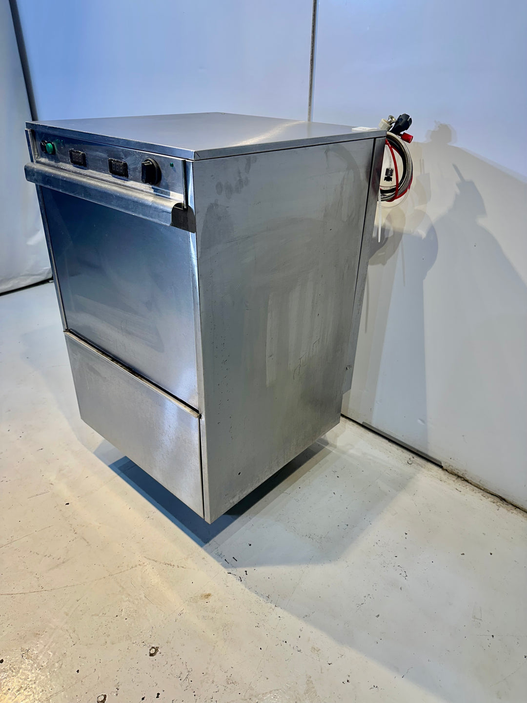 Luukkuastianpesukone Adler DW 50