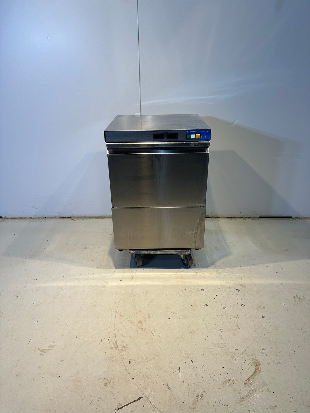 Luukkuastianpesukone Mach 100MS