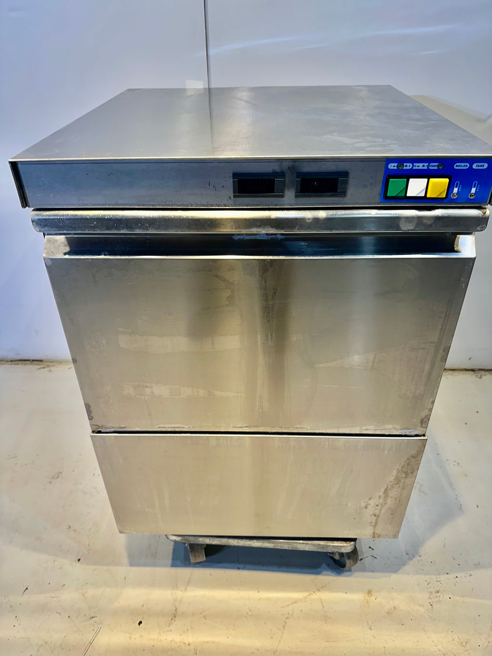 Luukkuastianpesukone Mach 100MS