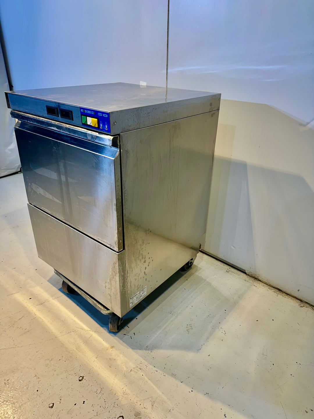 Luukkuastianpesukone Mach 100MS