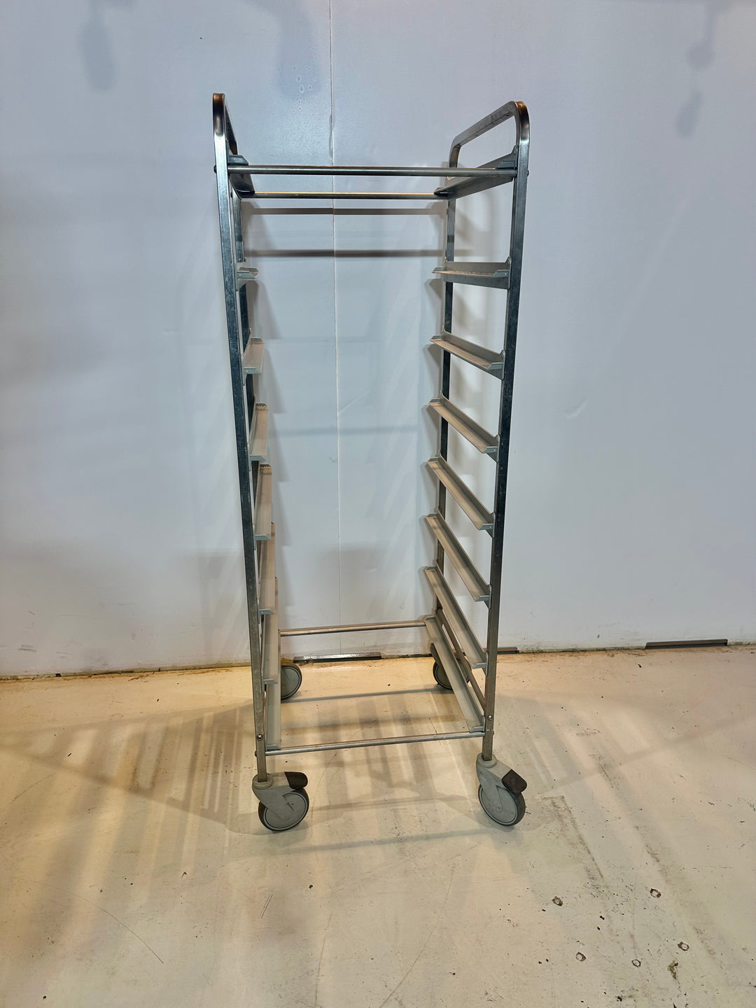 Astiakorivaunu korkea suorillakiskoilla