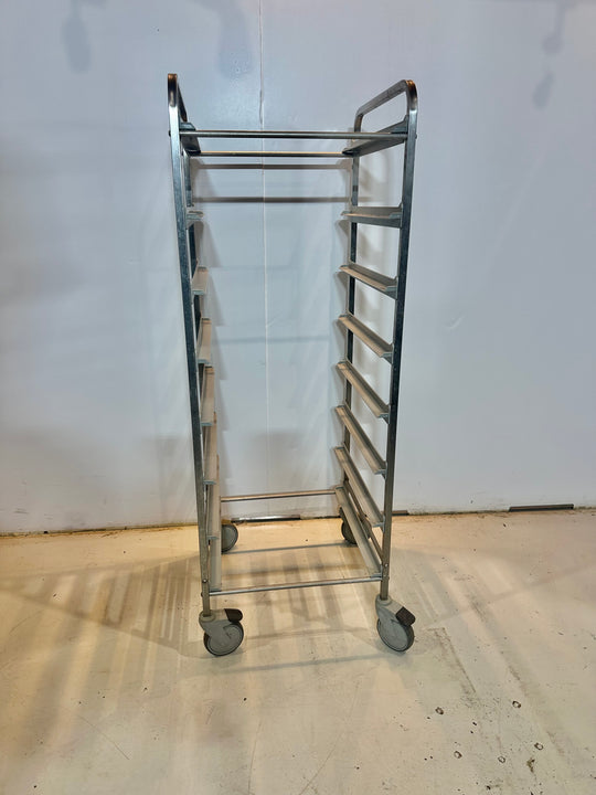 Astiakorivaunu korkea suorillakiskoilla