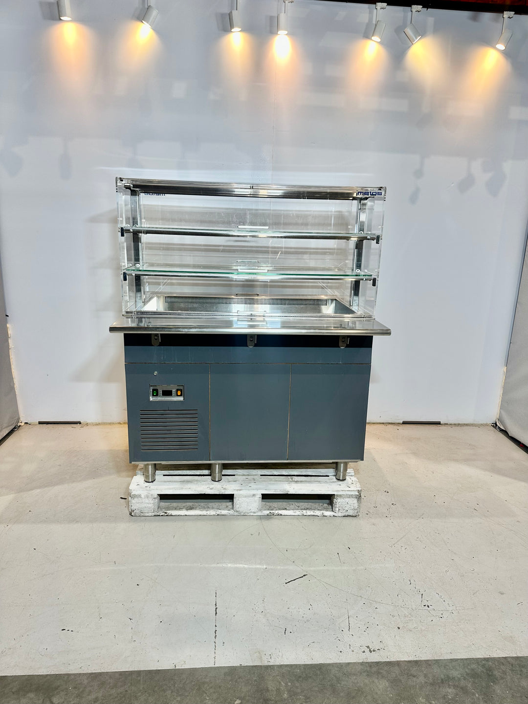 Linjastovitriini Nova2 kahdelta puolelta otto 1200