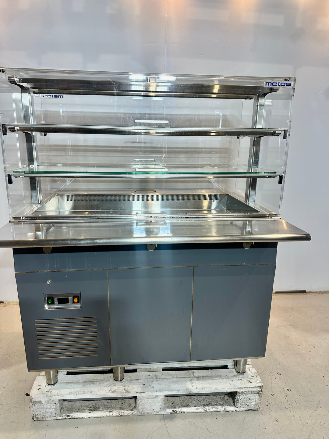 Linjastovitriini Nova2 kahdelta puolelta otto 1200