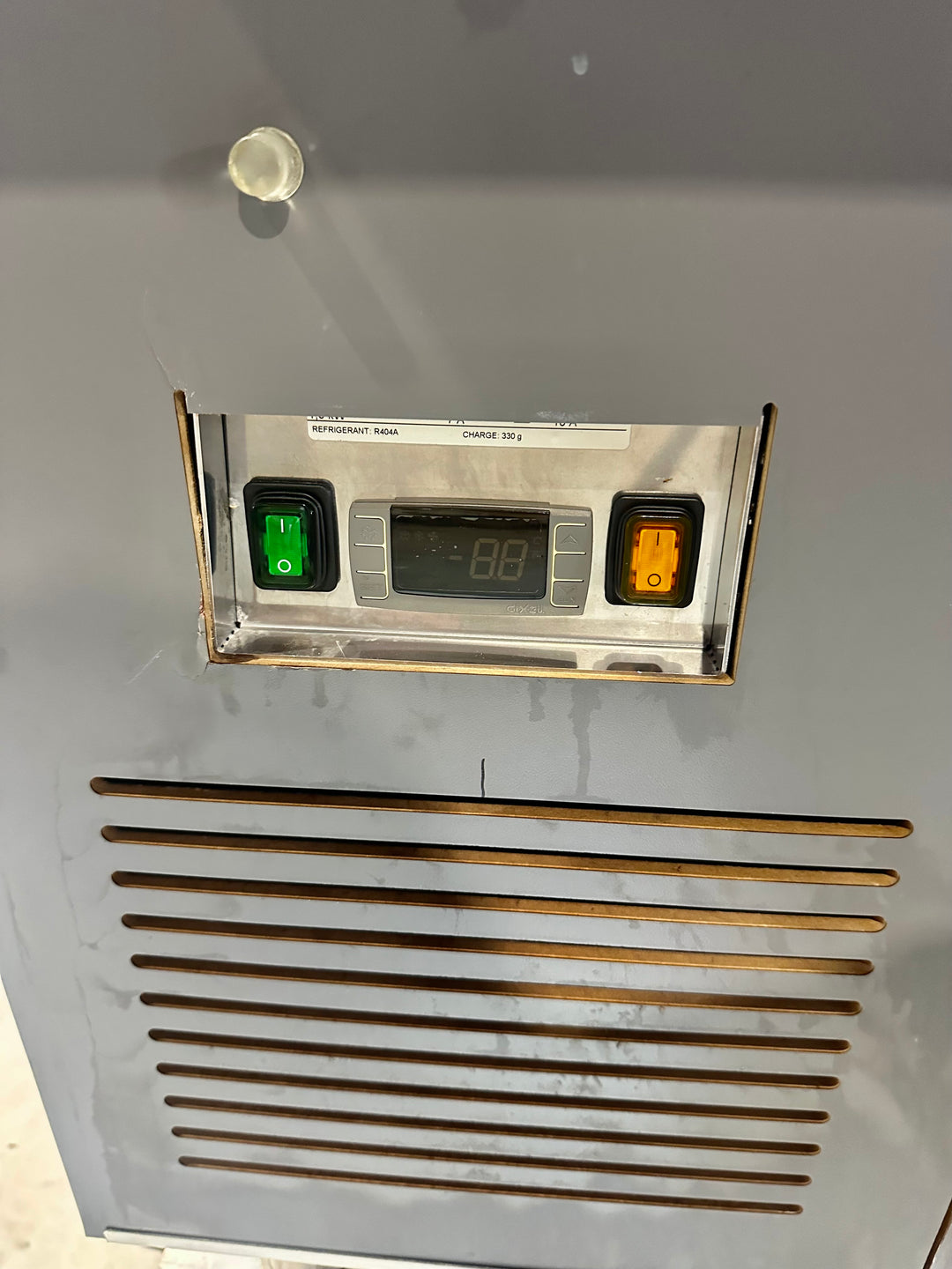 Linjastovitriini Nova2 kahdelta puolelta otto 1200