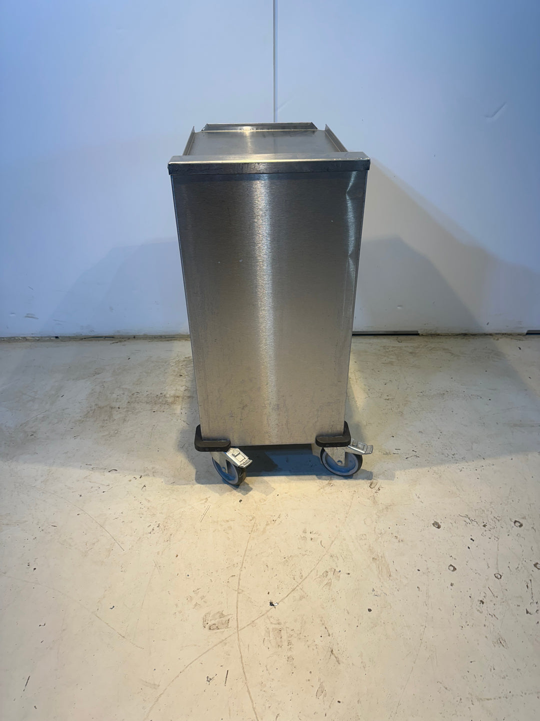 Tarjotinhissi 400
