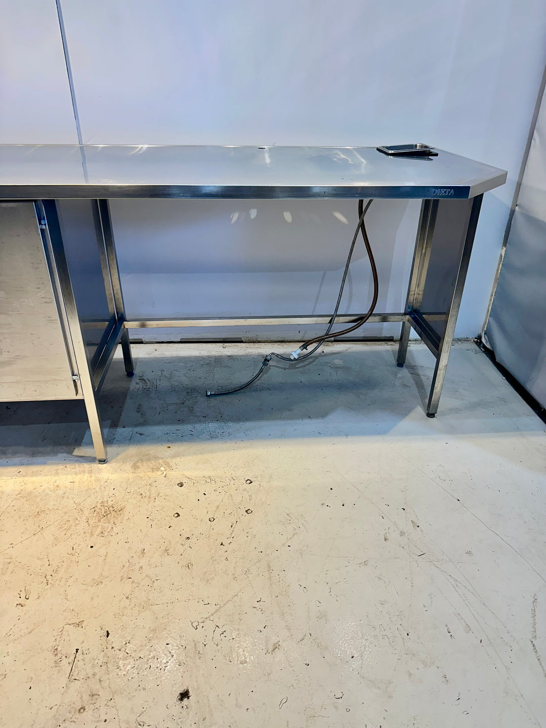 RST-pöytä altaalla ja lasinpesuyksiköllä 2800