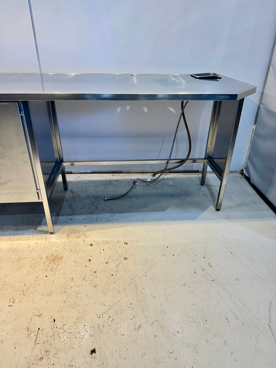 RST-pöytä altaalla ja lasinpesuyksiköllä 2800