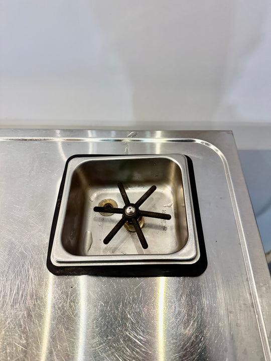 RST-pöytä altaalla ja lasinpesuyksiköllä 2800