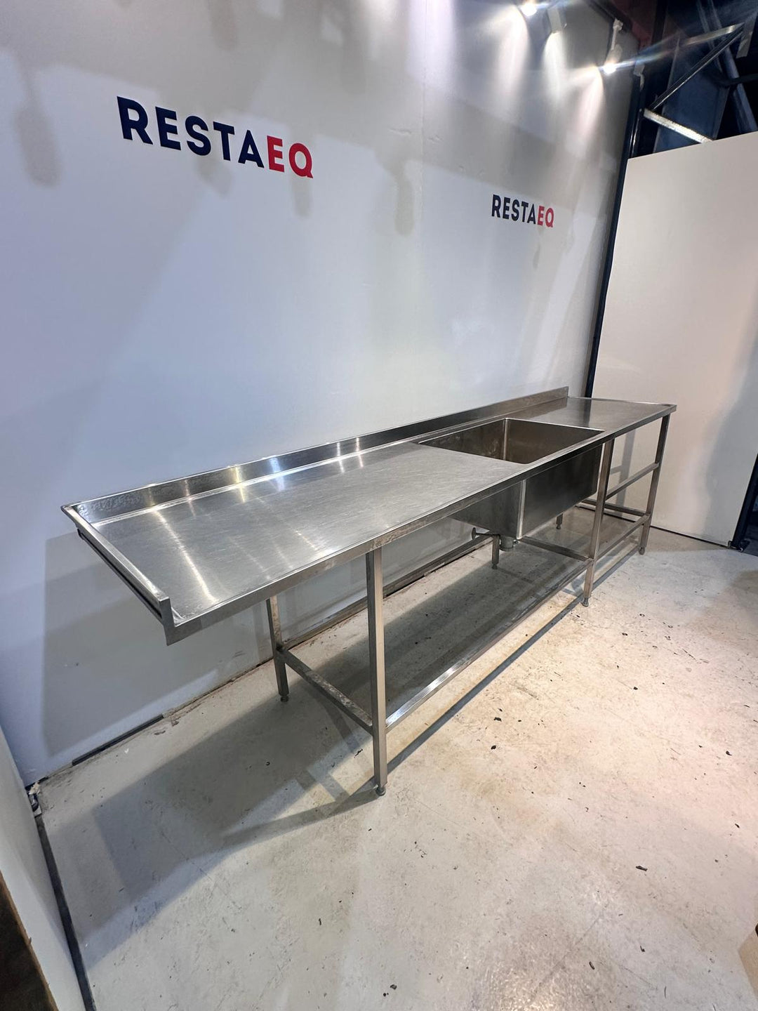 RST-esipesupöytä isolla altaalla 2850
