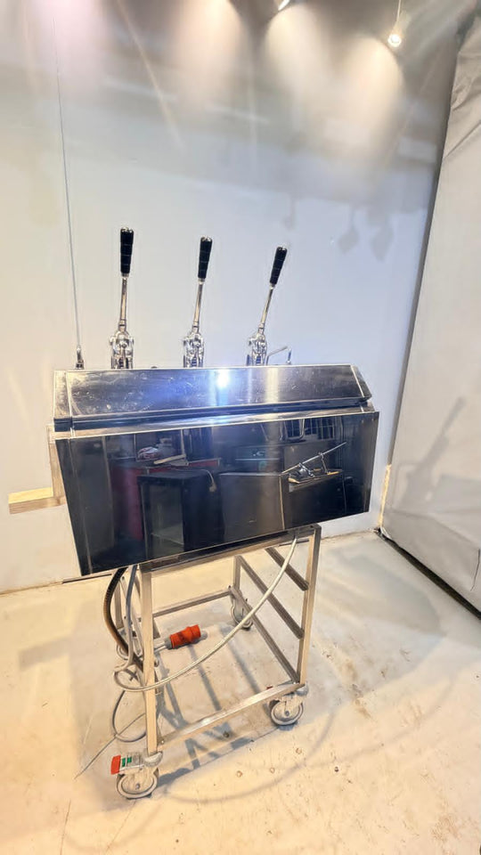 Aito Vostok espresso kahvikone kolmella kahvalla