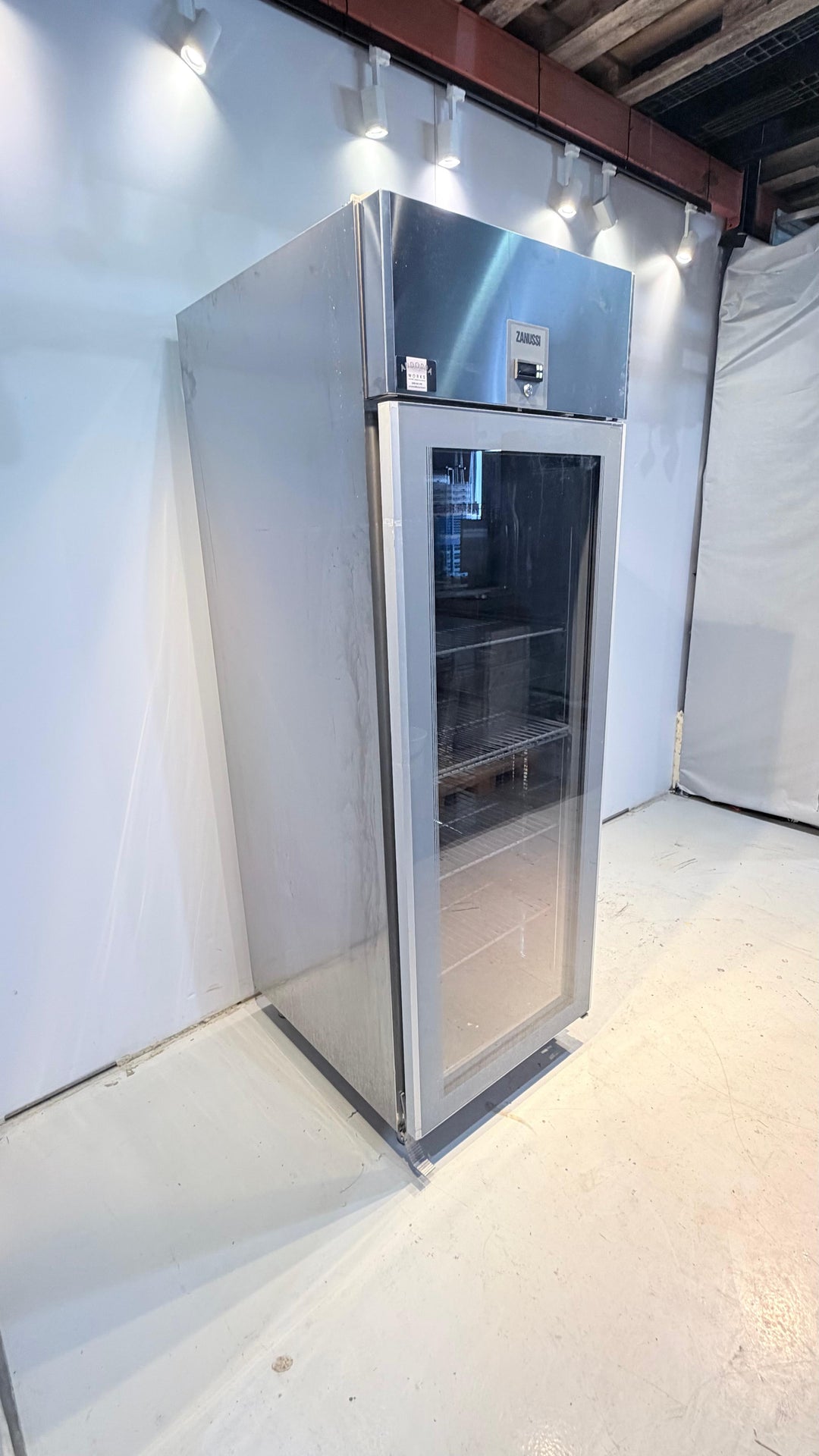 Lasiovijääkaappi Zanussi ZR471GR