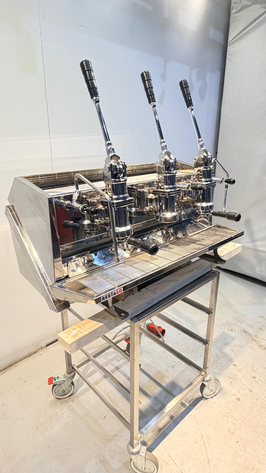 Aito Vostok espresso kahvikone kolmella kahvalla