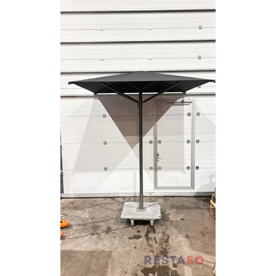 Aurinkovarjo erittäin tukevalla siirtojalalla - RestaEQ