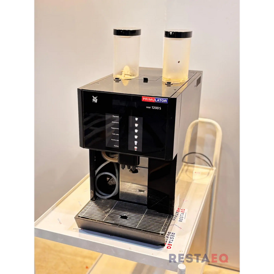 Automaattinen kahvikone kahdella eri papu vaihtoehdolla WMF