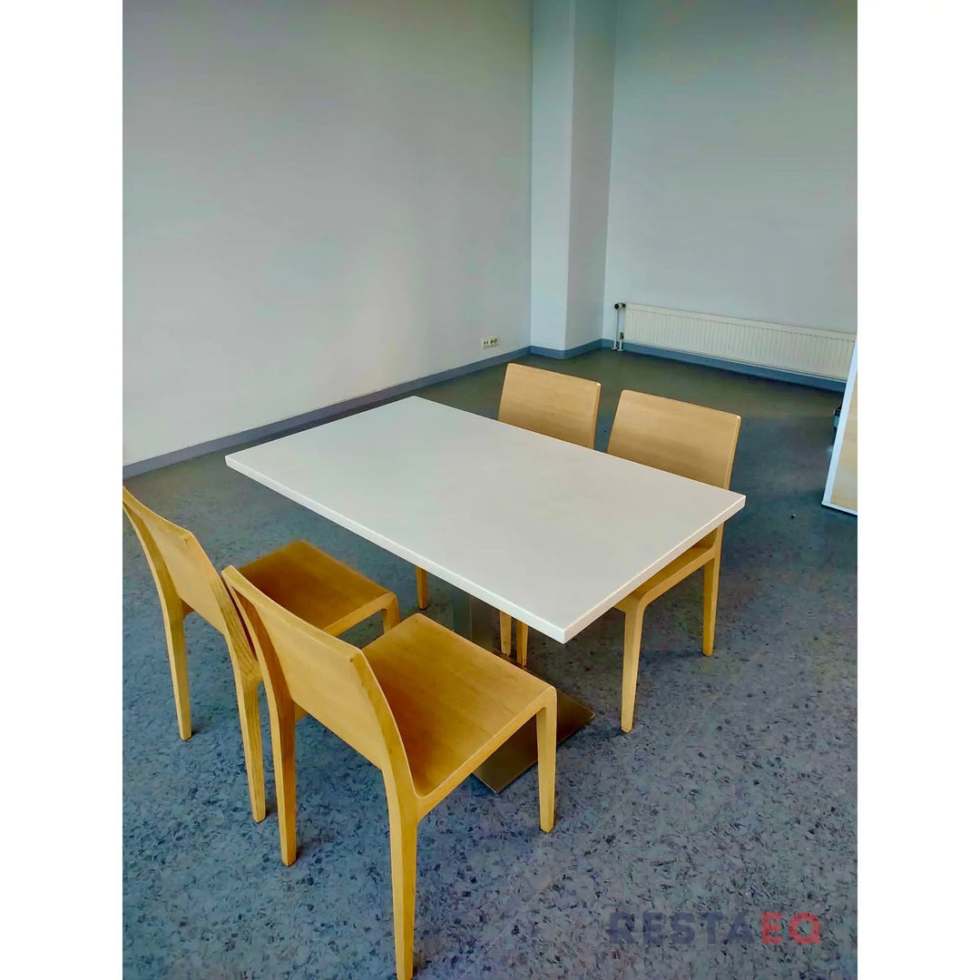 Italia Design kahvilan pöydät ja tuolit yhteisenä eränä -