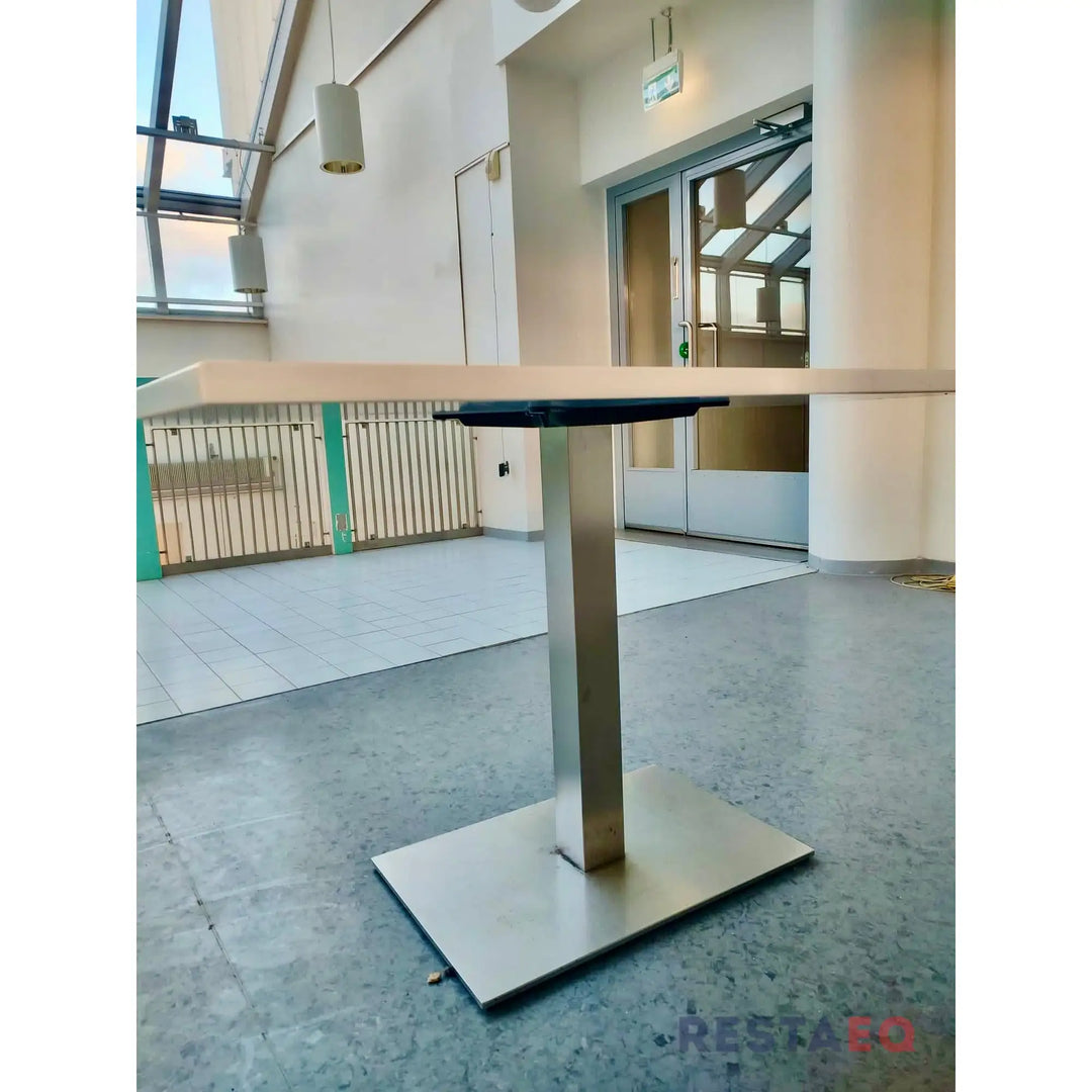 Italia Design kahvilan pöydät ja tuolit yhteisenä eränä -
