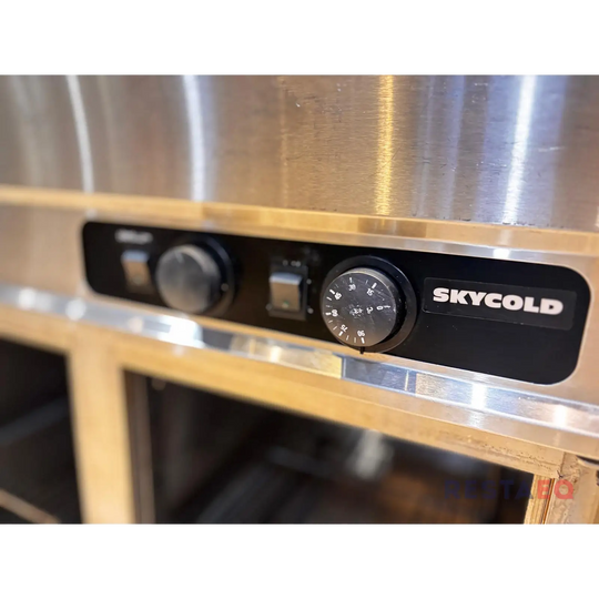 Lämmin buffetpöytä lämpökaapilla 800 - Skycold