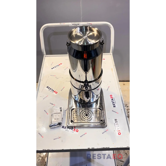 Maitosäiliö hanalla ja valumaritilällä. - APS