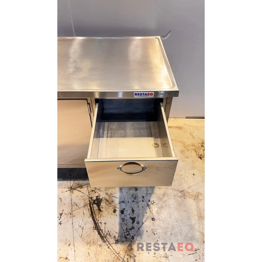 RST-allaspöytä kaapilla ja laatikostolla 1700 - Kavika