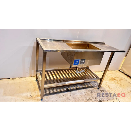 RST-esipesupöytä syvällä altaalla 1580 - Metos