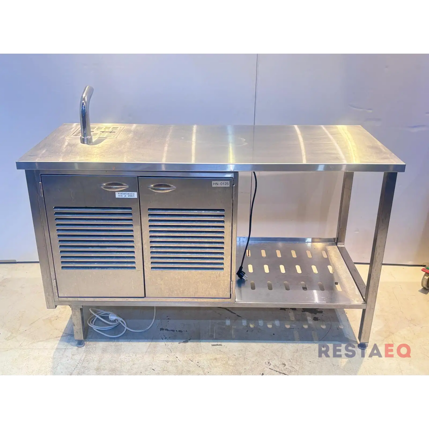 RST-pöytä vesiautomaatilla 1500 - RestaEQ