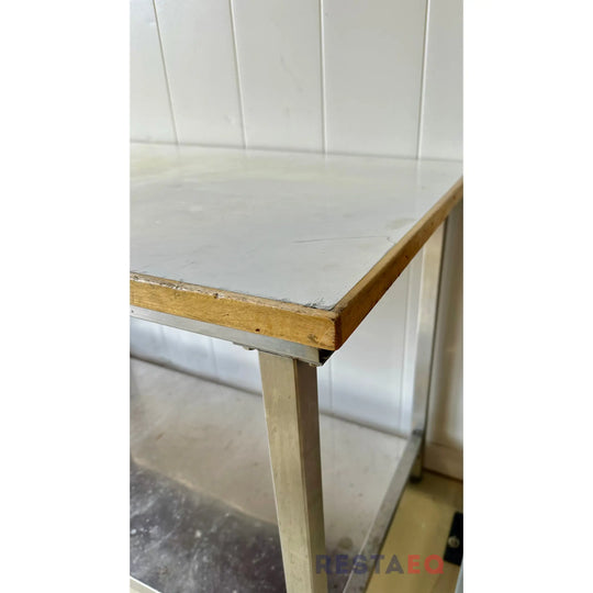 RST - runkoinen pöytä jossa laminaattitaso 2460 - Metos