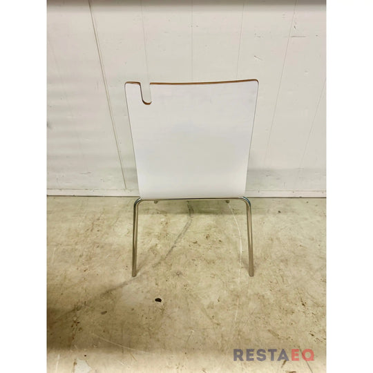Tuoli valkoinen laukunpidikkeellä - RestaEQ