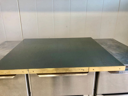 Pöydän kansi messinkireunuksilla - RestaEQ